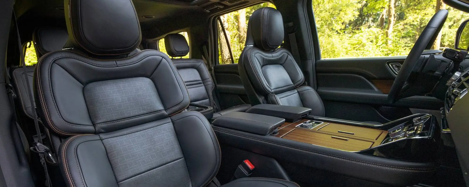 black-lincoln-navigator-2024-front-seats.webp